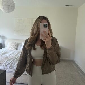 Alo Yoga Windbreaker/Sprinter Jacket in Gravel